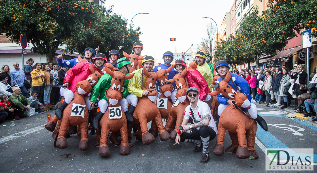 Artefactos y grupos menores añaden buen rollo al Gran Desfile de Comparsas del Carnaval de Badajoz