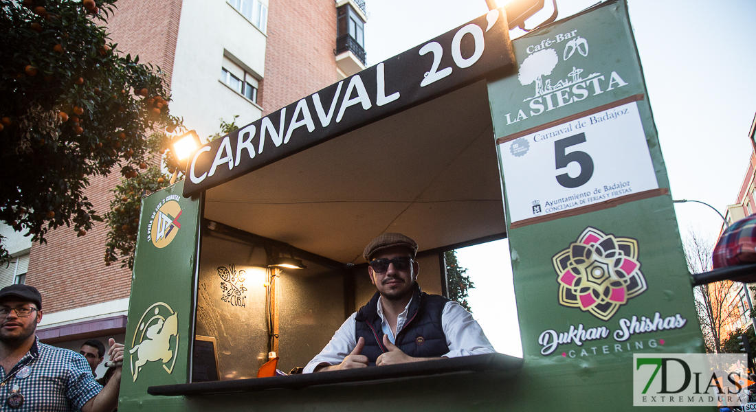 Artefactos y grupos menores añaden buen rollo al Gran Desfile de Comparsas del Carnaval de Badajoz