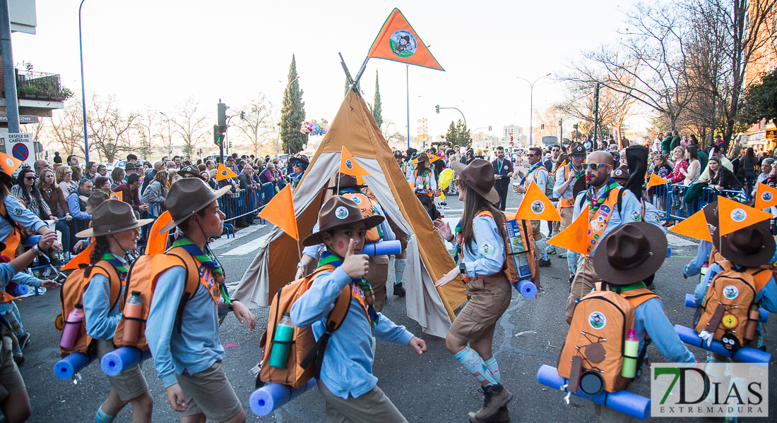 Artefactos y grupos menores añaden buen rollo al Gran Desfile de Comparsas del Carnaval de Badajoz