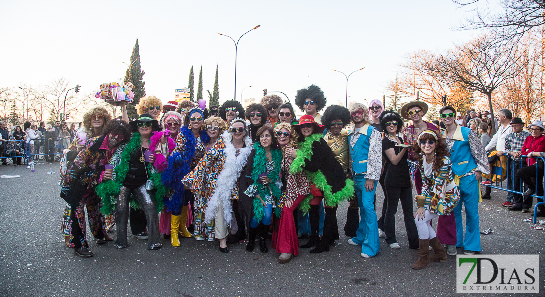 Artefactos y grupos menores añaden buen rollo al Gran Desfile de Comparsas del Carnaval de Badajoz