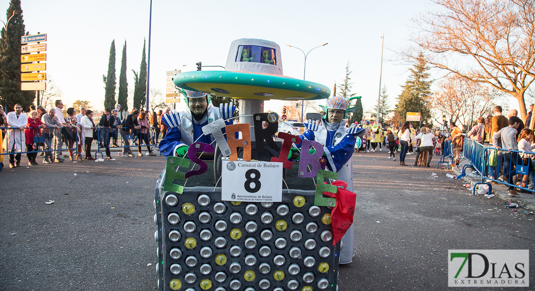 Artefactos y grupos menores añaden buen rollo al Gran Desfile de Comparsas del Carnaval de Badajoz