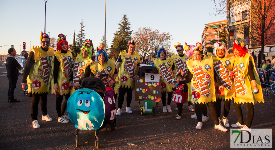 Artefactos y grupos menores añaden buen rollo al Gran Desfile de Comparsas del Carnaval de Badajoz