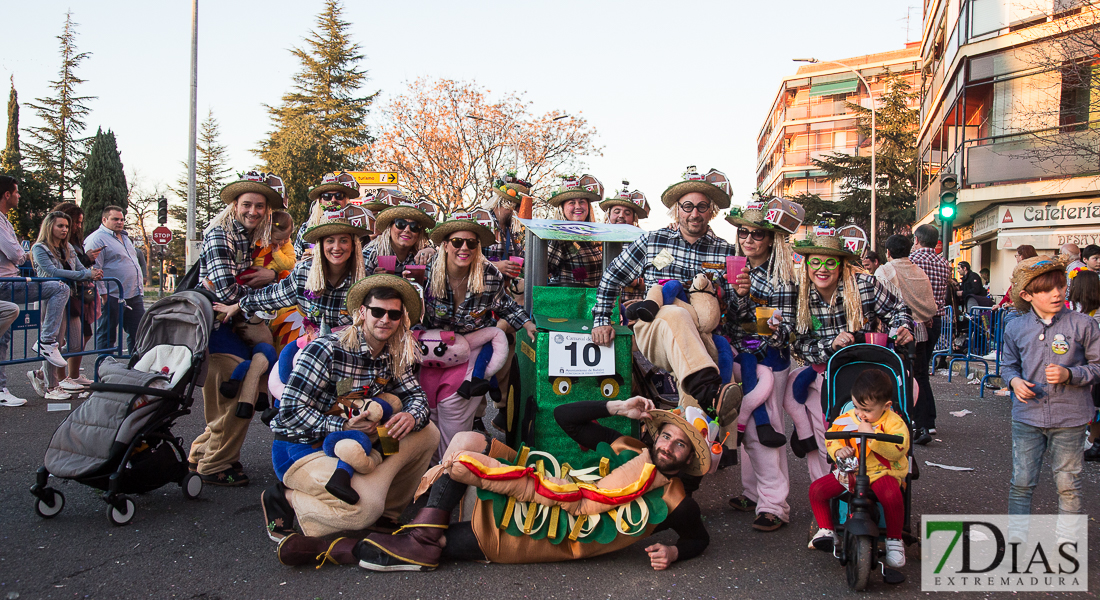 Artefactos y grupos menores añaden buen rollo al Gran Desfile de Comparsas del Carnaval de Badajoz