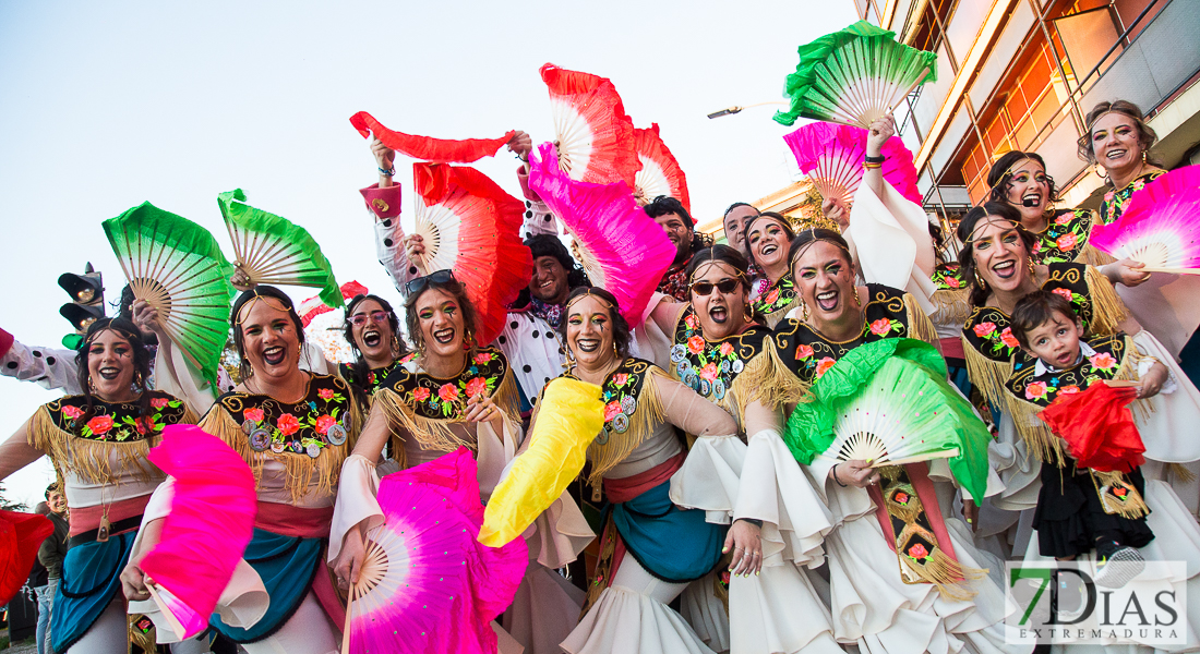 Artefactos y grupos menores añaden buen rollo al Gran Desfile de Comparsas del Carnaval de Badajoz