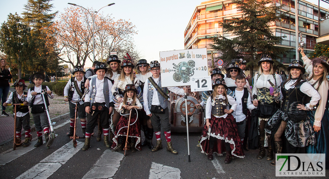 Artefactos y grupos menores añaden buen rollo al Gran Desfile de Comparsas del Carnaval de Badajoz