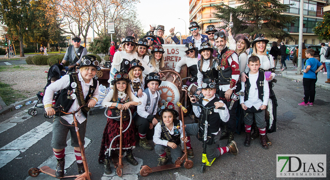 Artefactos y grupos menores añaden buen rollo al Gran Desfile de Comparsas del Carnaval de Badajoz