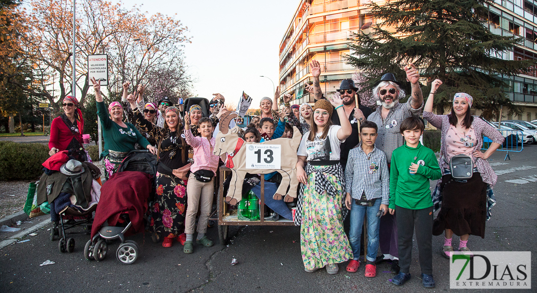 Artefactos y grupos menores añaden buen rollo al Gran Desfile de Comparsas del Carnaval de Badajoz