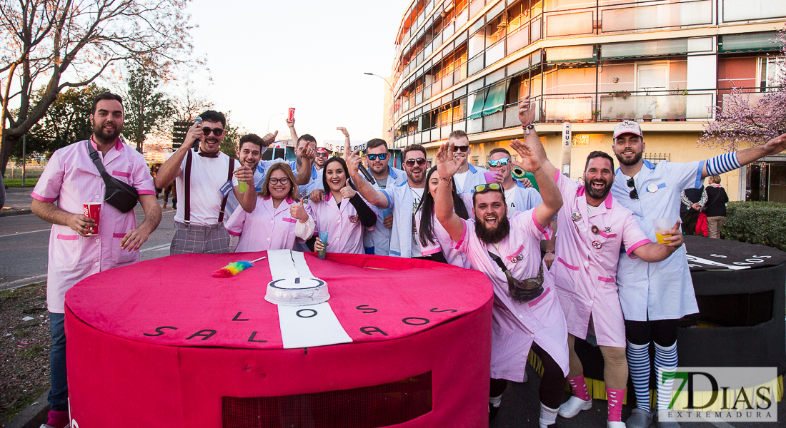 Artefactos y grupos menores añaden buen rollo al Gran Desfile de Comparsas del Carnaval de Badajoz