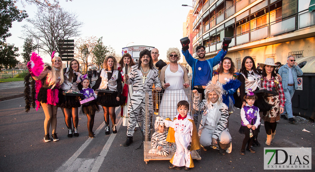 Artefactos y grupos menores añaden buen rollo al Gran Desfile de Comparsas del Carnaval de Badajoz