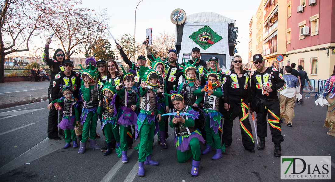 Artefactos y grupos menores añaden buen rollo al Gran Desfile de Comparsas del Carnaval de Badajoz