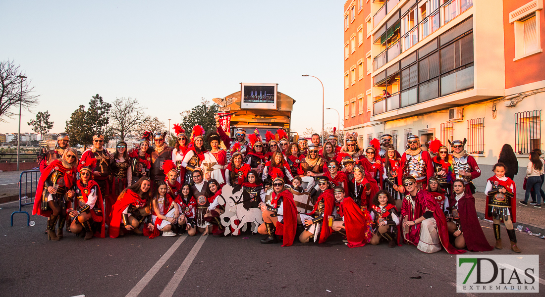 Artefactos y grupos menores añaden buen rollo al Gran Desfile de Comparsas del Carnaval de Badajoz