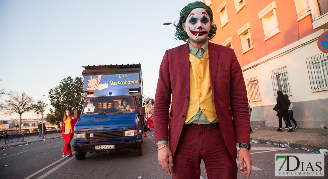 Artefactos y grupos menores añaden buen rollo al Gran Desfile de Comparsas del Carnaval de Badajoz