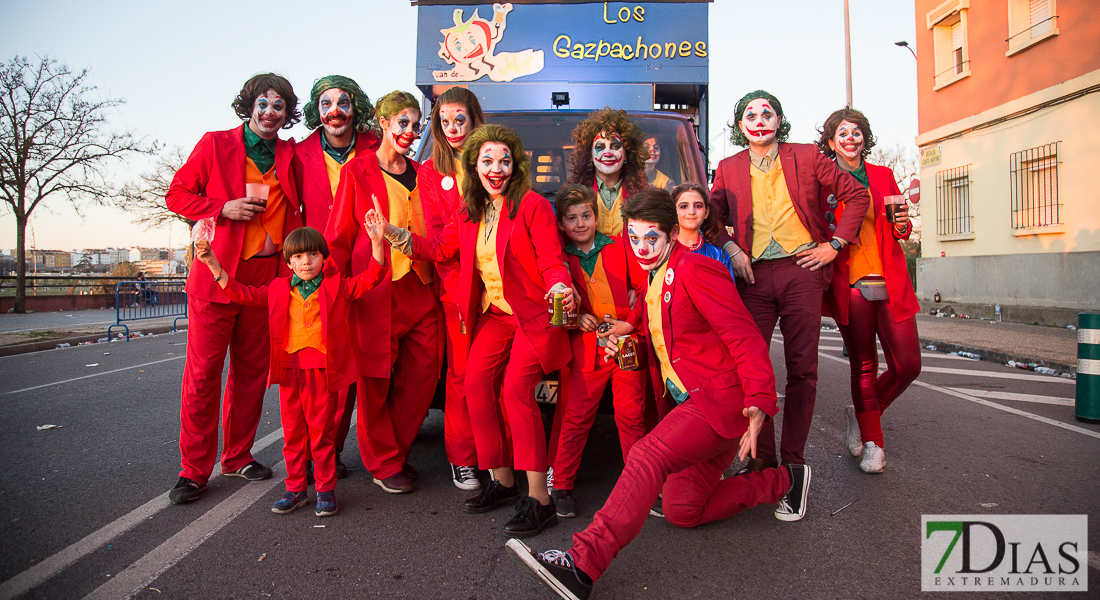 Artefactos y grupos menores añaden buen rollo al Gran Desfile de Comparsas del Carnaval de Badajoz