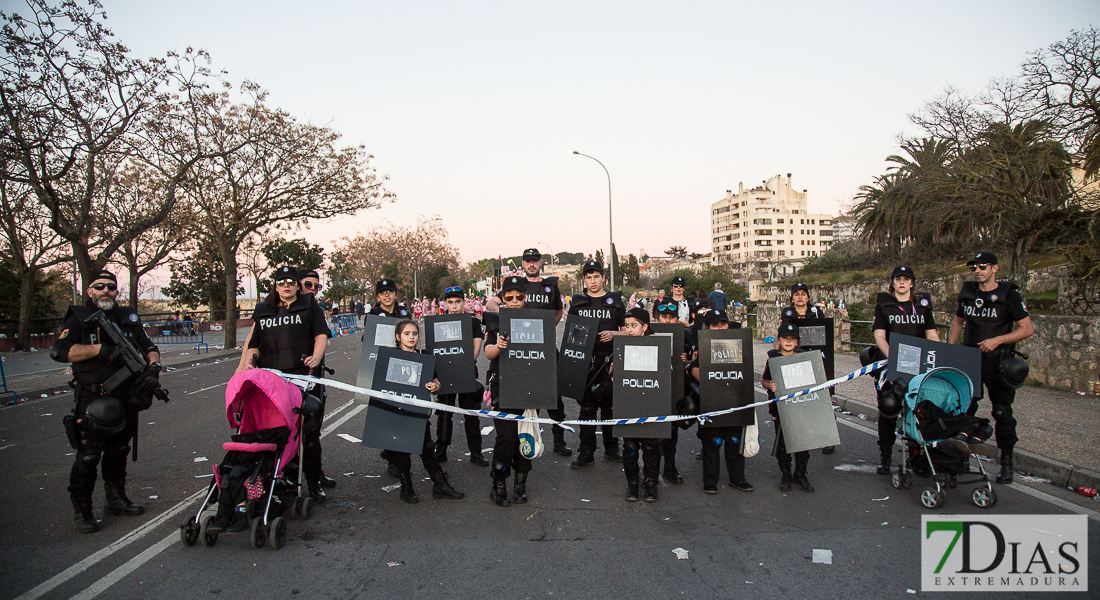 Artefactos y grupos menores añaden buen rollo al Gran Desfile de Comparsas del Carnaval de Badajoz