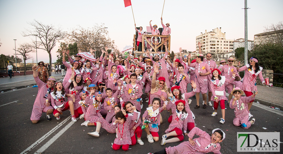 Artefactos y grupos menores añaden buen rollo al Gran Desfile de Comparsas del Carnaval de Badajoz