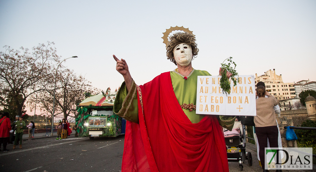 Artefactos y grupos menores añaden buen rollo al Gran Desfile de Comparsas del Carnaval de Badajoz