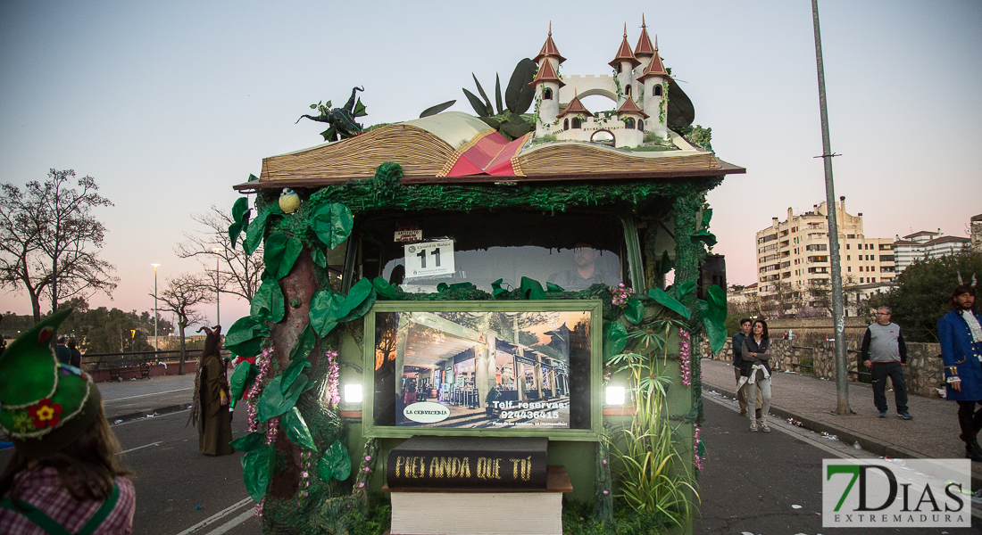 Artefactos y grupos menores añaden buen rollo al Gran Desfile de Comparsas del Carnaval de Badajoz