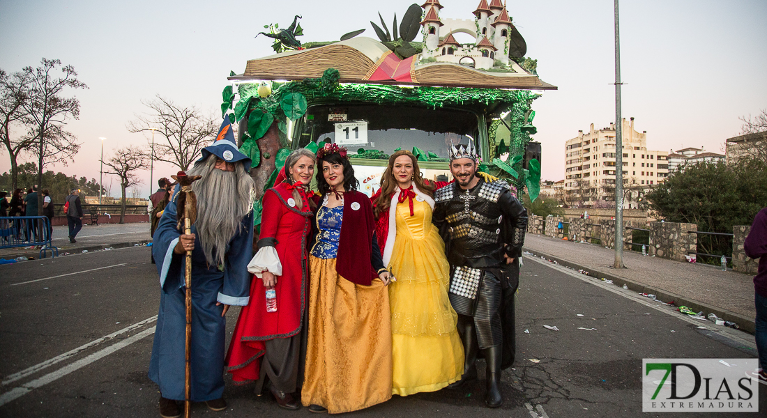 Artefactos y grupos menores añaden buen rollo al Gran Desfile de Comparsas del Carnaval de Badajoz