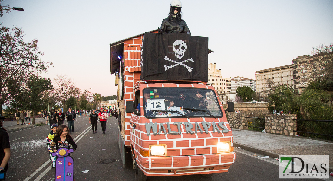 Artefactos y grupos menores añaden buen rollo al Gran Desfile de Comparsas del Carnaval de Badajoz