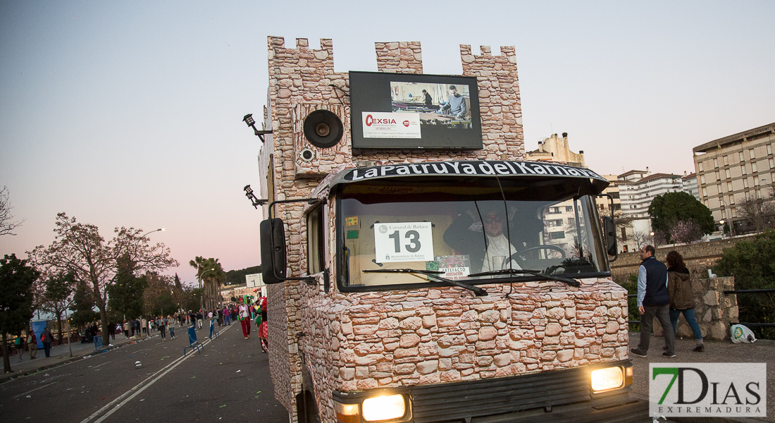 Artefactos y grupos menores añaden buen rollo al Gran Desfile de Comparsas del Carnaval de Badajoz