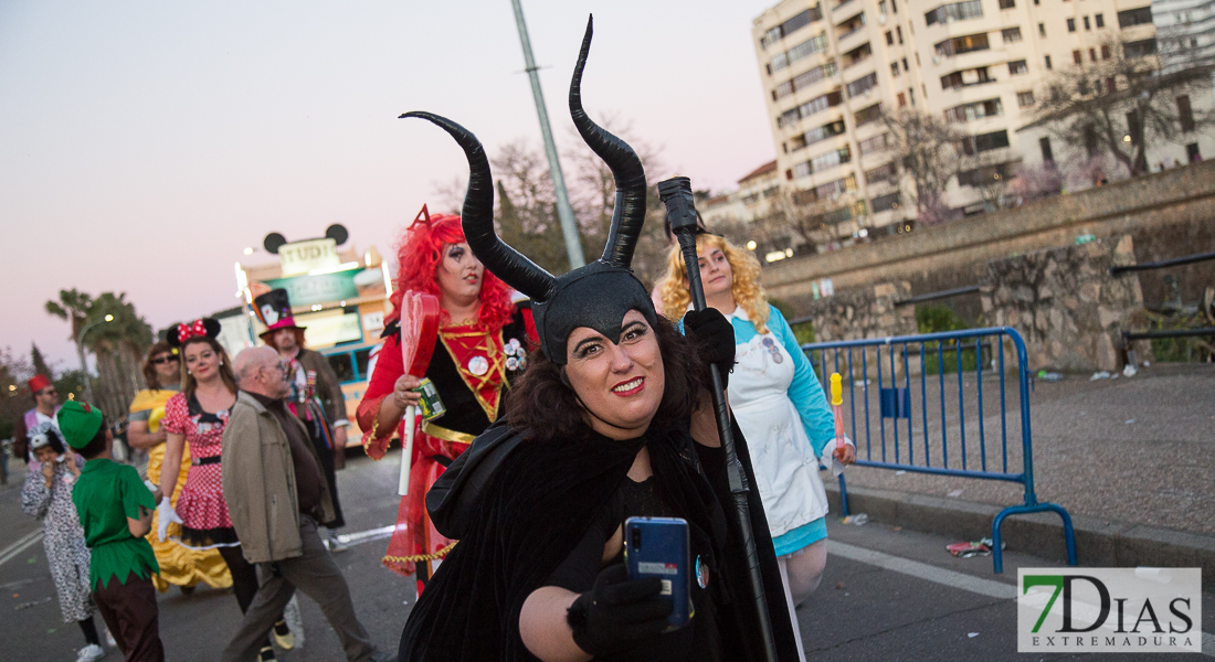 Artefactos y grupos menores añaden buen rollo al Gran Desfile de Comparsas del Carnaval de Badajoz