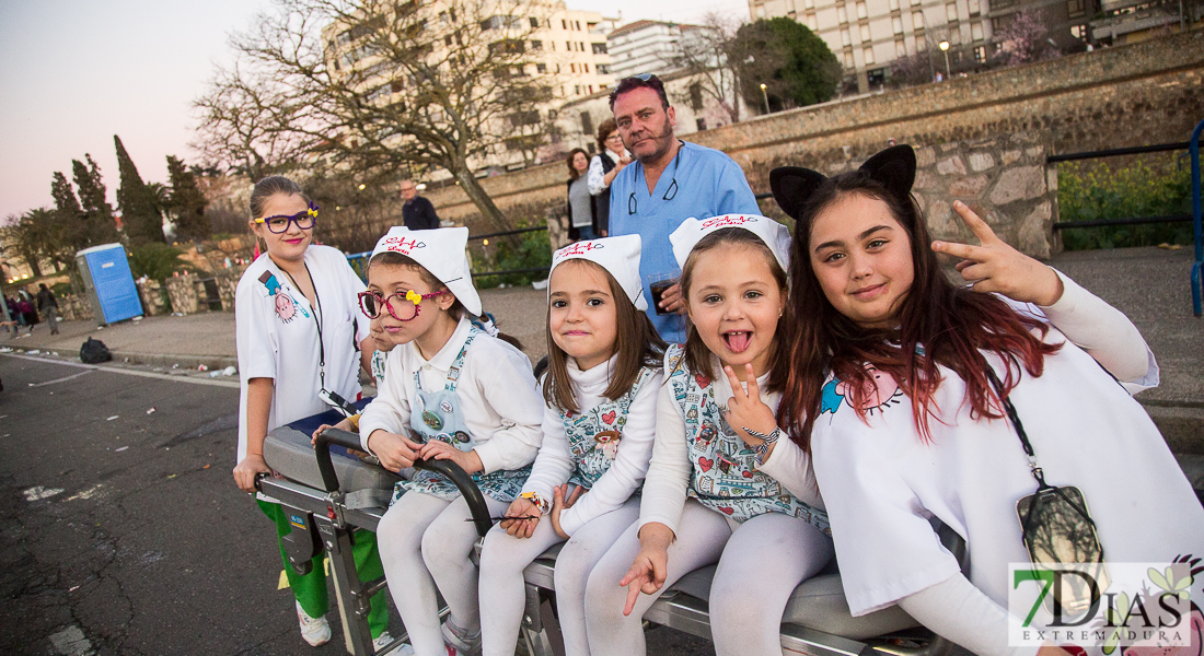 Artefactos y grupos menores añaden buen rollo al Gran Desfile de Comparsas del Carnaval de Badajoz