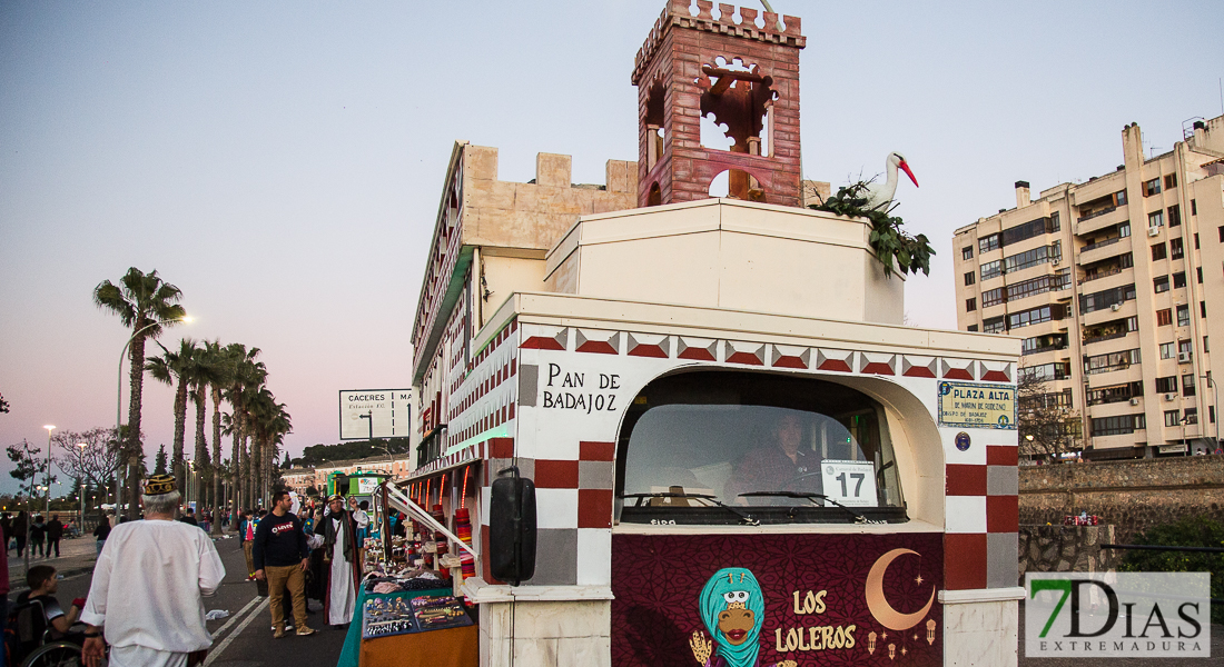 Artefactos y grupos menores añaden buen rollo al Gran Desfile de Comparsas del Carnaval de Badajoz