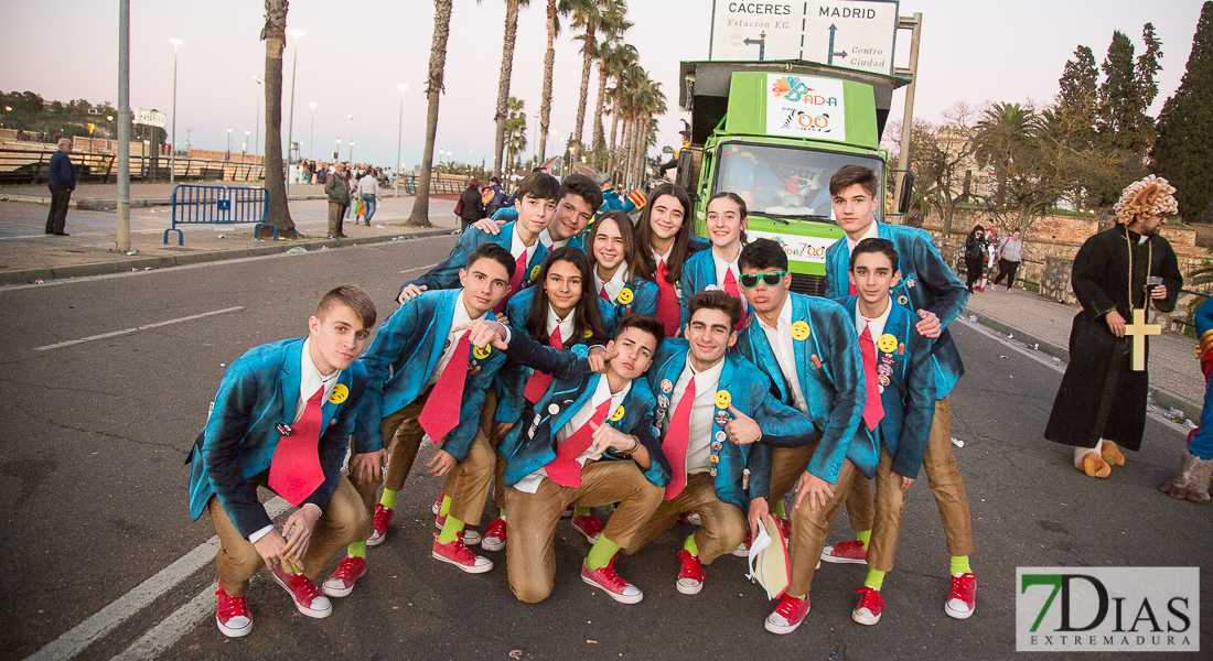 Artefactos y grupos menores añaden buen rollo al Gran Desfile de Comparsas del Carnaval de Badajoz