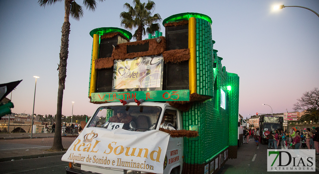 Artefactos y grupos menores añaden buen rollo al Gran Desfile de Comparsas del Carnaval de Badajoz