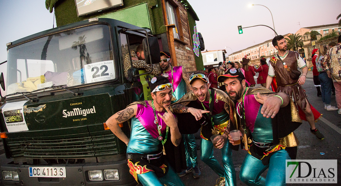 Artefactos y grupos menores añaden buen rollo al Gran Desfile de Comparsas del Carnaval de Badajoz