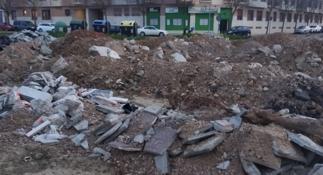 El PSOE de Badajoz denuncia una nueva escombrera junto a la barriada de Llera