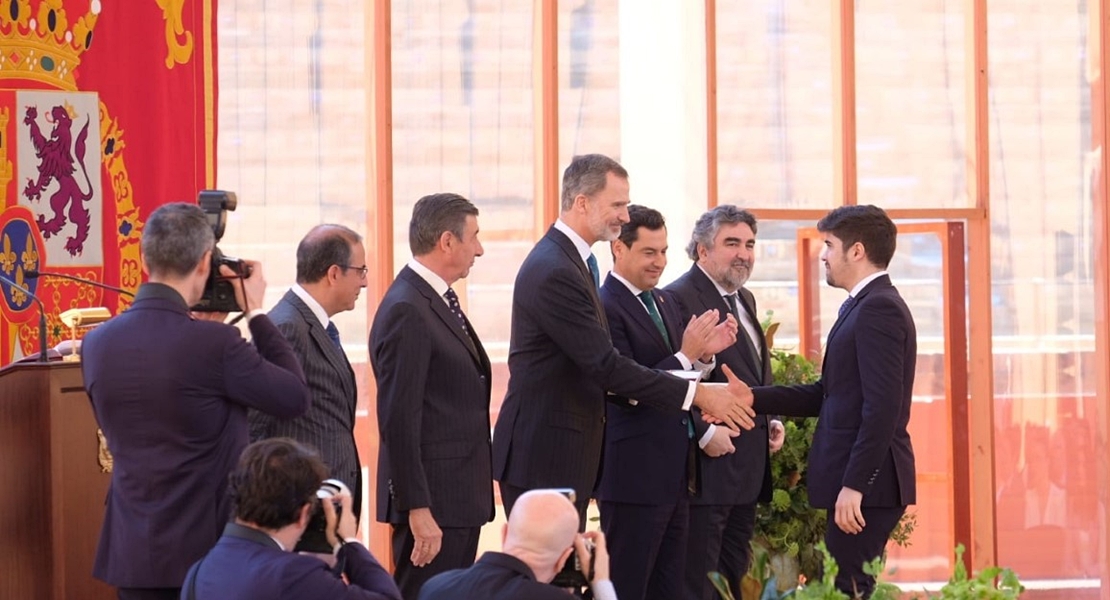 Un extremeño ejemplar recibe un premio de mano del Rey