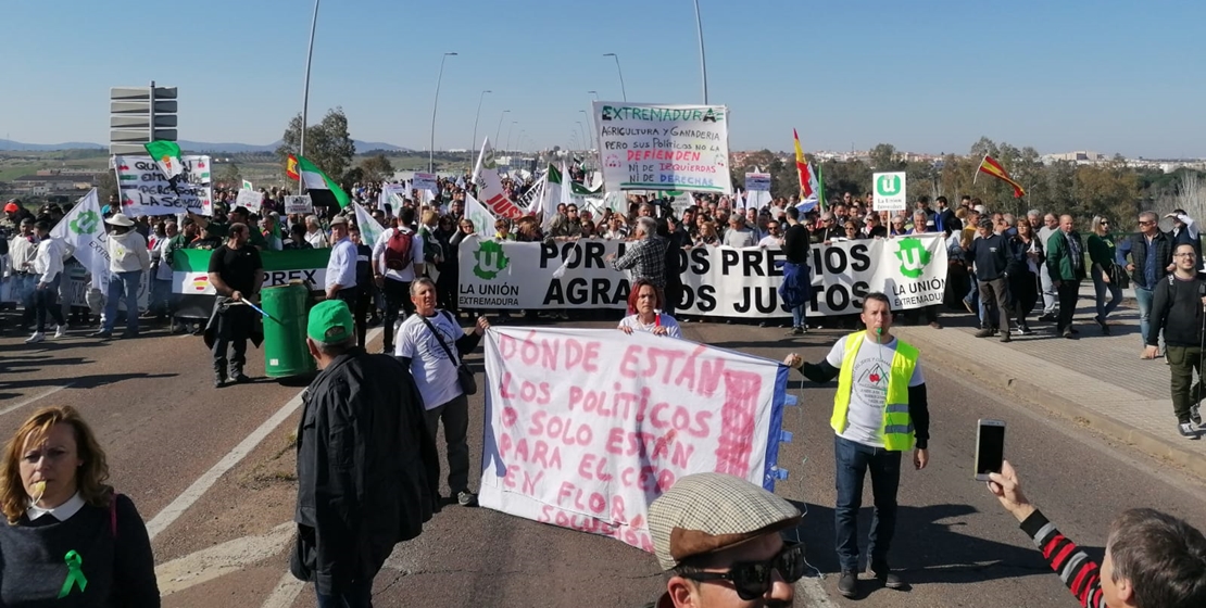 Miles de agricultores se dirigen ya a Presidencia a pedir explicaciones a Vara