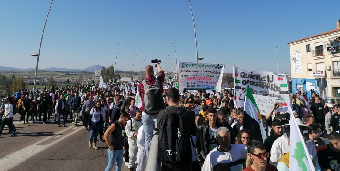 Miles de agricultores se dirigen ya a Presidencia a pedir explicaciones a Vara