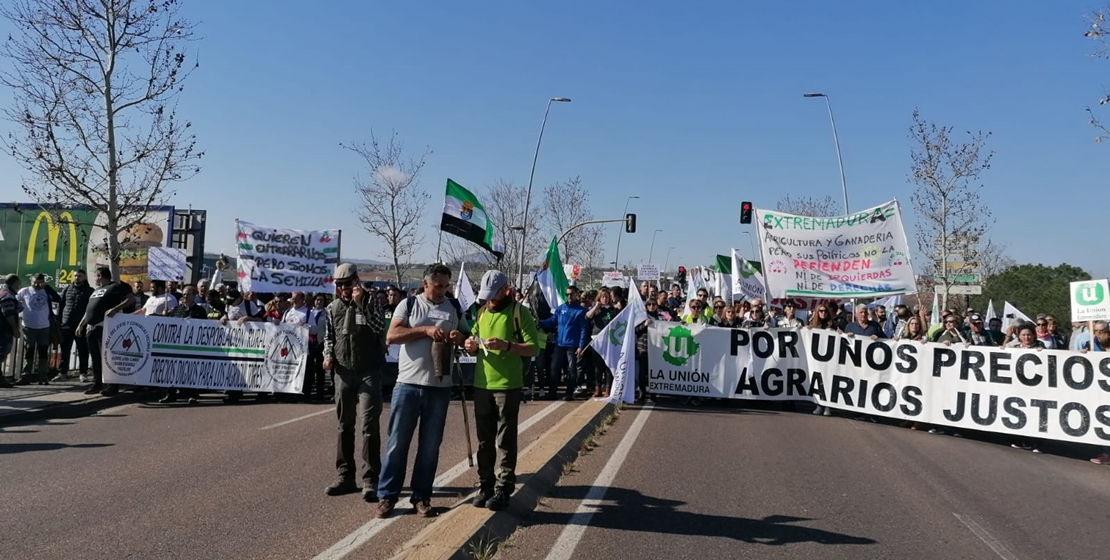 Miles de agricultores se dirigen ya a Presidencia a pedir explicaciones a Vara