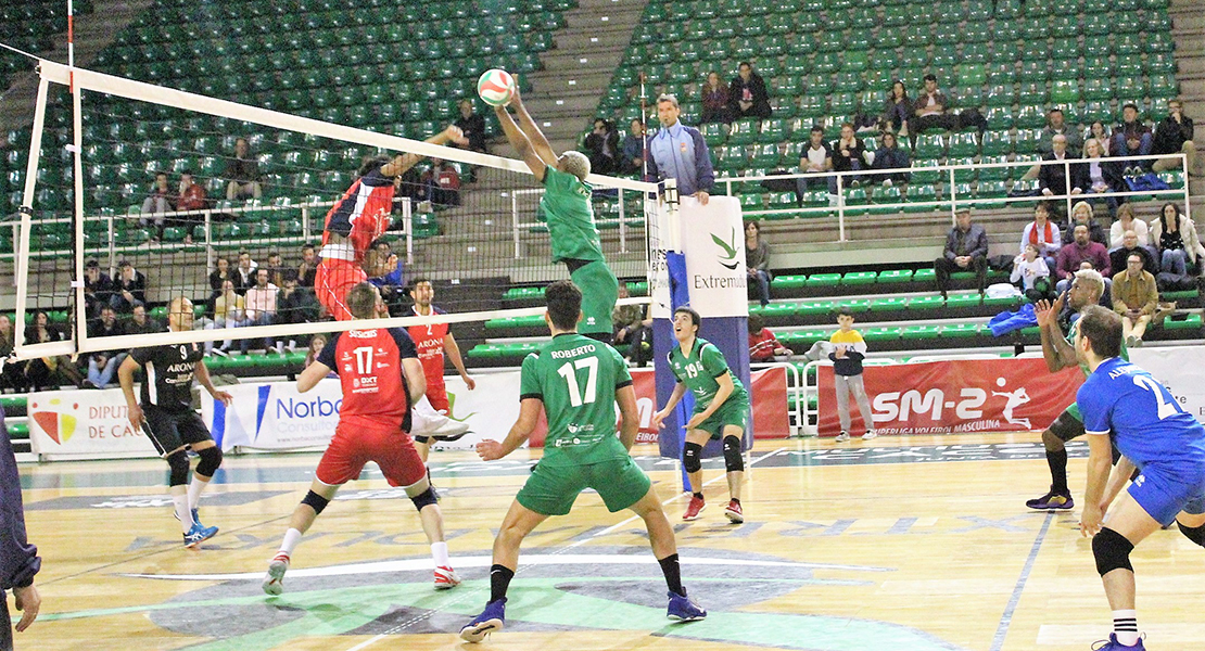 El Cáceres Voleibol cae ante un Arona muy certero en los puntos decisivos