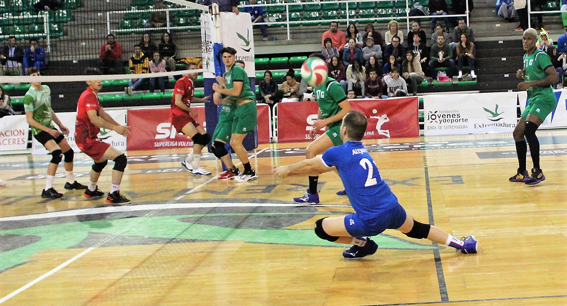 El Cáceres Voleibol se lleva un igualadísimo derbi extremeño