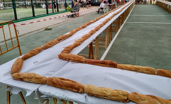 Un instituto extremeño realizará un bocadillo solidario gigante de jamón