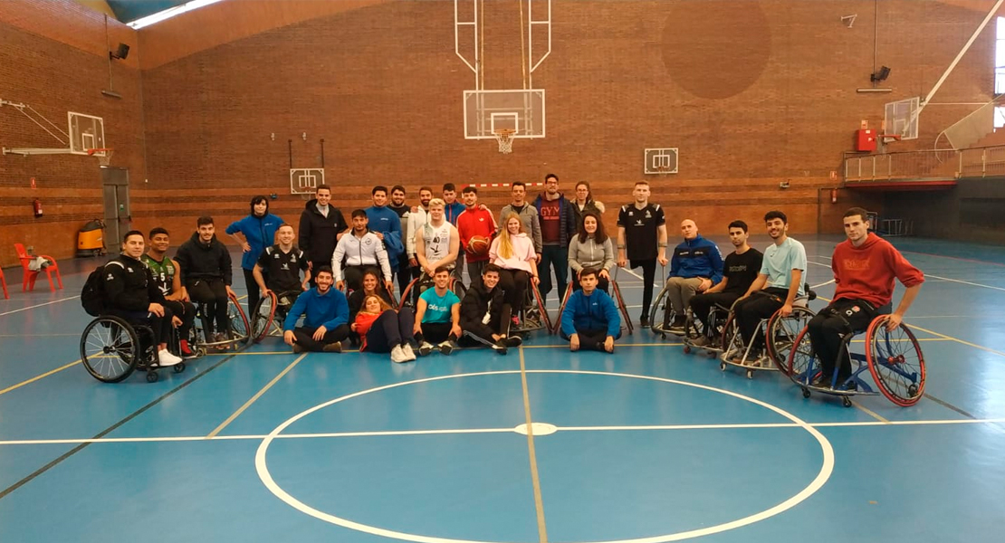 Los alumnos del CSD, de la mano del Mideba, aprenden los entresijos del baloncesto en silla de ruedas
