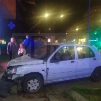 Un coche se empotra contra un portal en la &#39;autopista&#39; de Badajoz