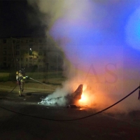 Los Bomberos intervienen de madrugada en un incendio de mobiliario urbano en Badajoz