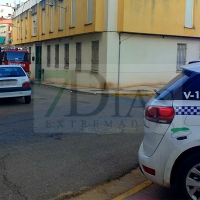 Vecinos de San Roque (Badajoz) alertados por el denso humo en un incendio de vivienda