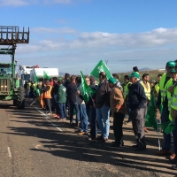 Al grito de “El campo unido, jamás será vencido” en Almendralejo