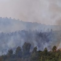 Un helicóptero y una decena de bomberos actúan en un incendio en Cáceres