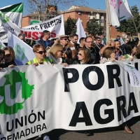 Gran cantidad de mujeres reivindicando el campo extremeño