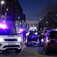 Colisión entre moto y turismo en Ronda Norte (Badajoz)