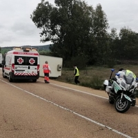 Un herido en el vuelco de un camión en la EX-335