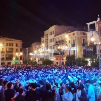 Arroja una botella contra la cabeza de un agente en una reyerta en la Plaza de España