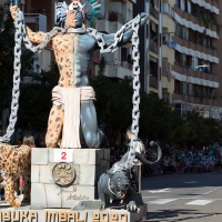 Espectaculares estandartes en el Gran Desfile de Comparsas del Carnaval de Badajoz