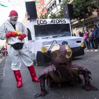 Artefactos y grupos menores añaden buen rollo al Gran Desfile de Comparsas del Carnaval de Badajoz